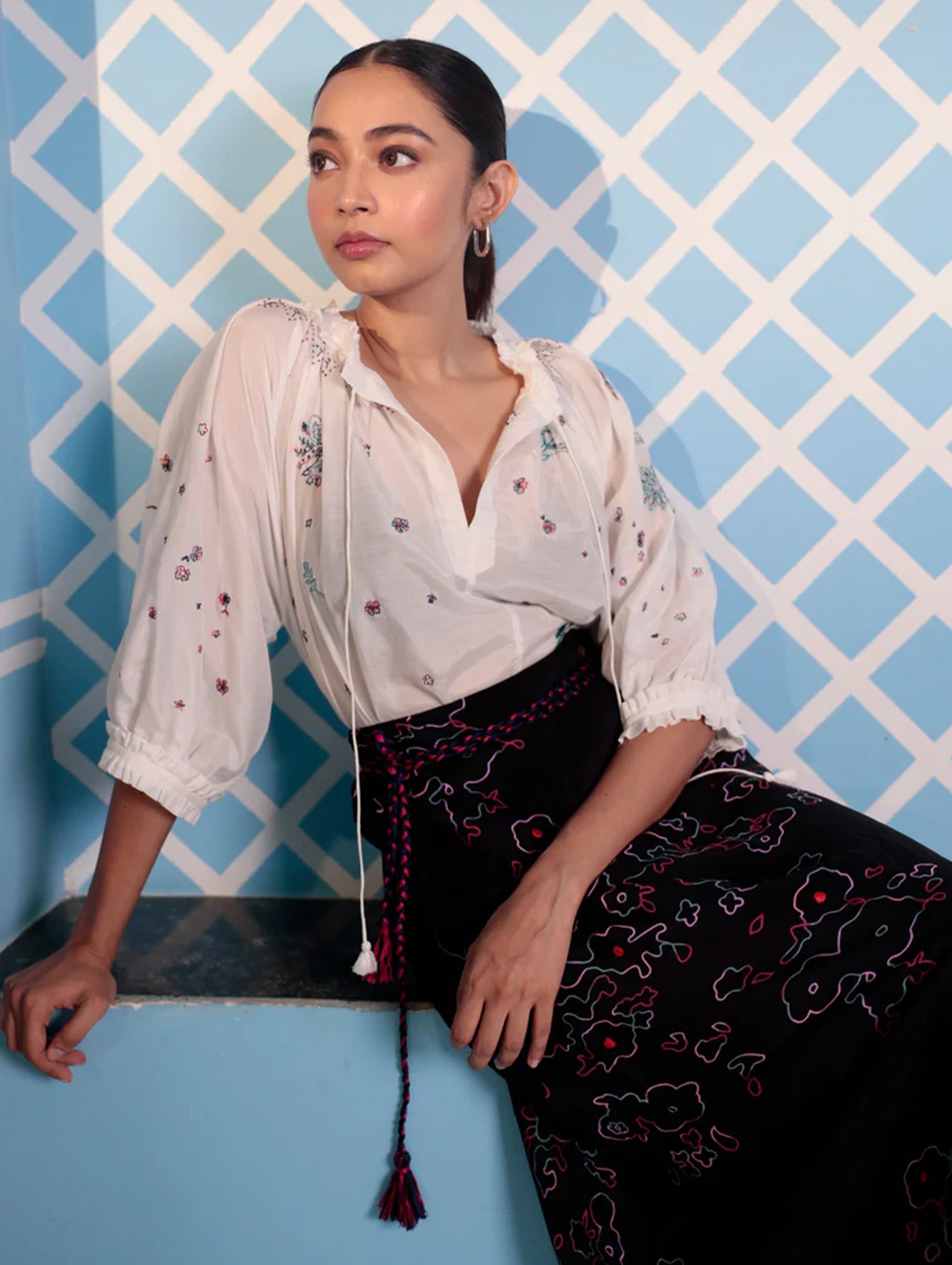 TULIP BLOUSE WITH BIRD EMBROIDERY